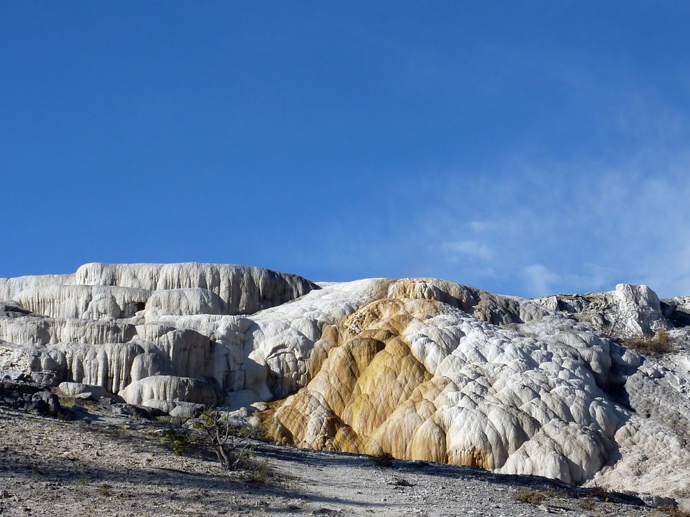 Yellowstone Mammoth Hotsprings Cleopatra terrace (2).JPG